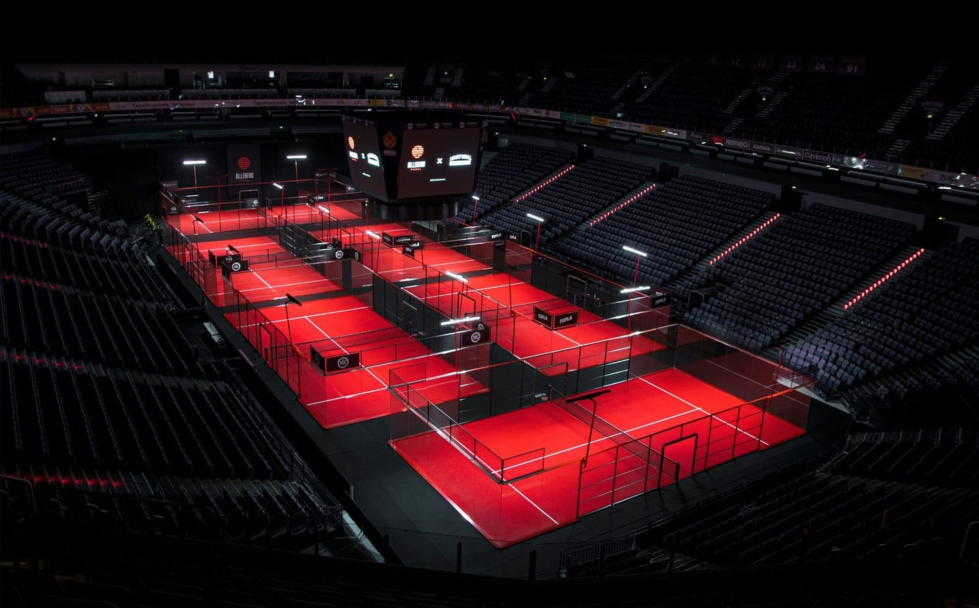 Arena vol padelbanen tijdens een toernooi