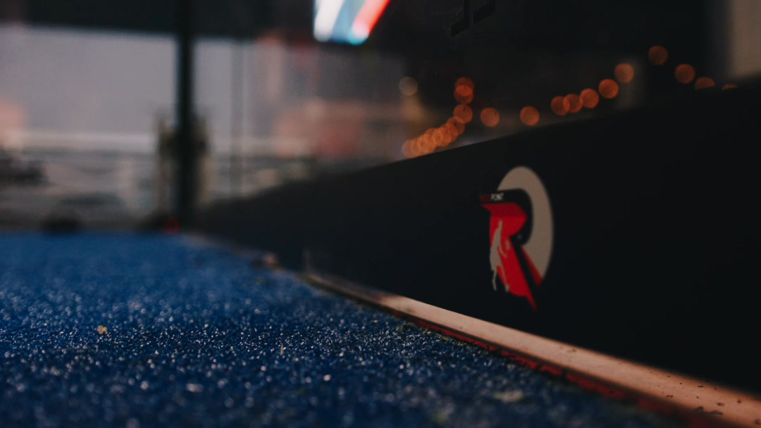 Padelbaan met Redd Point logo